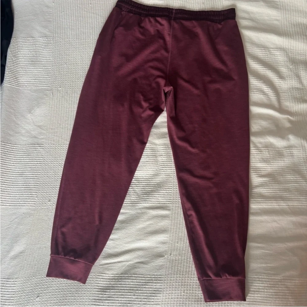 Vuori Women’s Maroon Joggers - Picture 3 of 4